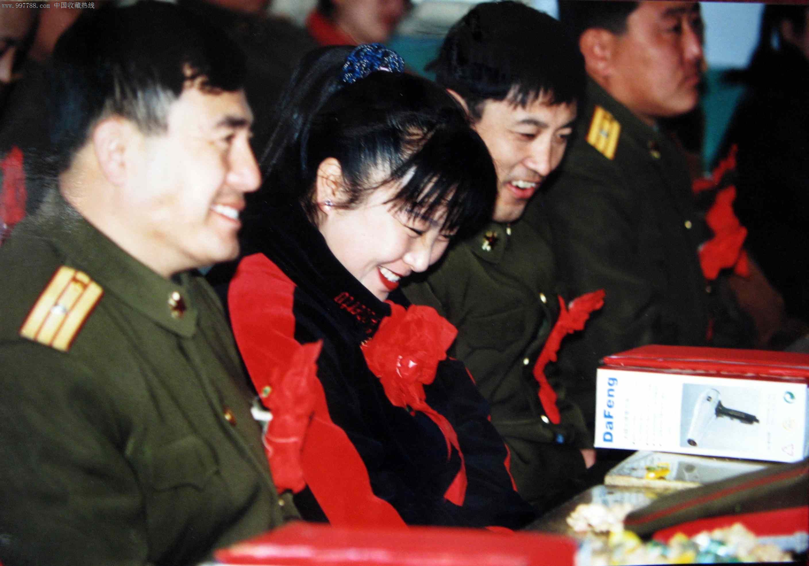 走向每一座警营记武*西藏总队摄影干事赵艳志--陈小华.常钧........ 走进赵艳志的宿舍,除那一摞摞反映基层官兵训练、生活、工作的图片外,最惹眼的要数书柜里的奖杯、获奖证书和两枚沉甸甸的二等功奖章。有人说获奖是一次偶然的灵感和机遇。对赵艳志这位刚刚步入而立之年,身着上尉*服的东北汉子来说,灵感与机遇的把握,缘于他对生活犀利的观察与细心的思考,缘于他对*事摄影事业的热爱与忘我的工作热情,缘于他长期积淀的文化底蕴与思想内涵。在从事摄影工作9年多的时间里,他拍摄的2000余幅新闻摄影作品散见于《人民日报