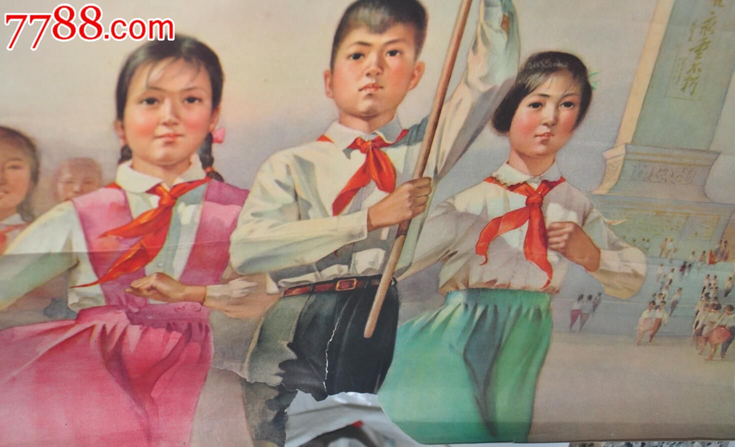 少先队员英雄纪念碑,队旗鲜艳,人物表情深刻.可惜品差.低拍.