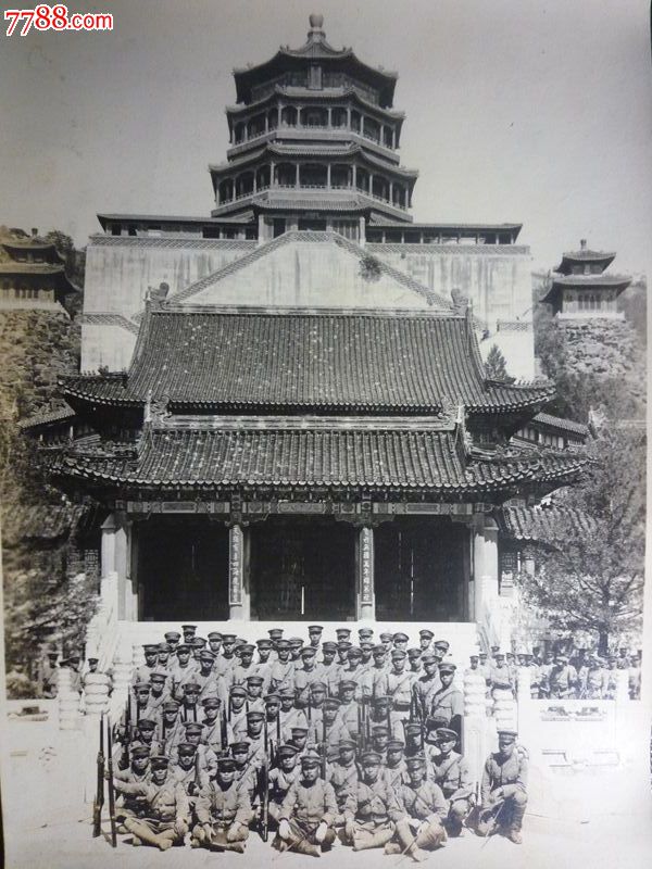 民国老照片《侵华日军在北京万寿山佛香阁前合影》尺寸:15.7x11.5cm