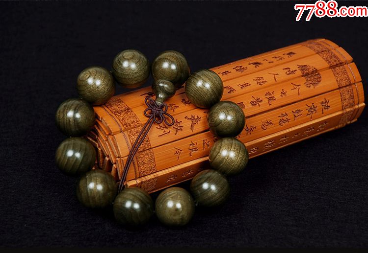 阴沉金丝楠木手串20mm12颗珠材质细腻,降香味浓郁悠远,打磨精细,正圆小孔。拍卖须知:批量制作品相样式大同小异,几乎没有什么差距,拍卖得标的这款藏品随机发货,如出现与图片样式细微差距属于正常,本人保证发货前检查品相完整完好再给您发货!跟据市场低价就不要易价了!谢谢!