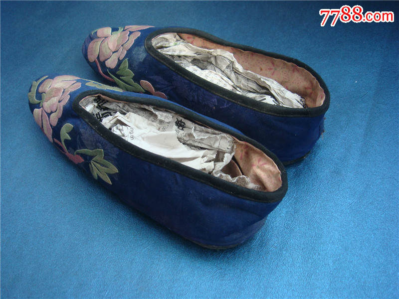 清代三寸金莲绣花鞋一双