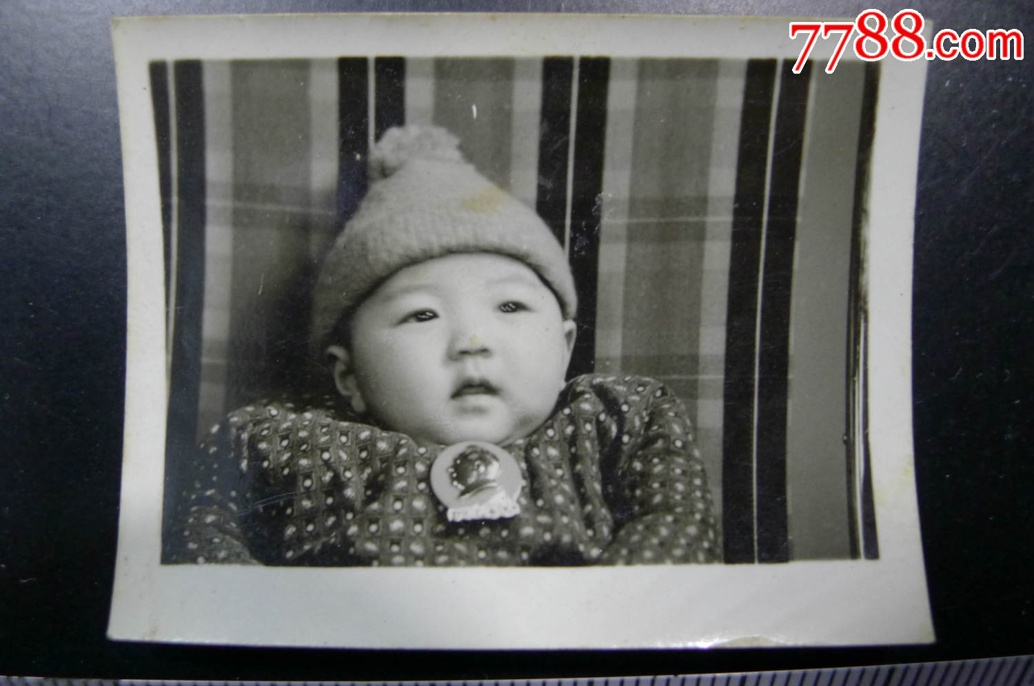 戴像章的婴儿.5.3*4.
