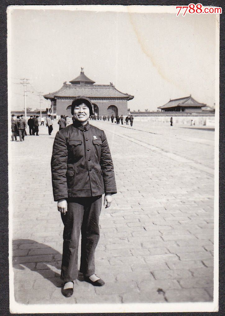 文革老照片,女军人胸戴像章